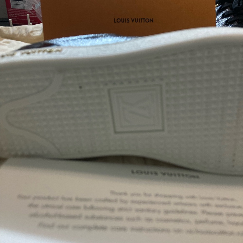 Louis Vuitton - Picture 6 of 10